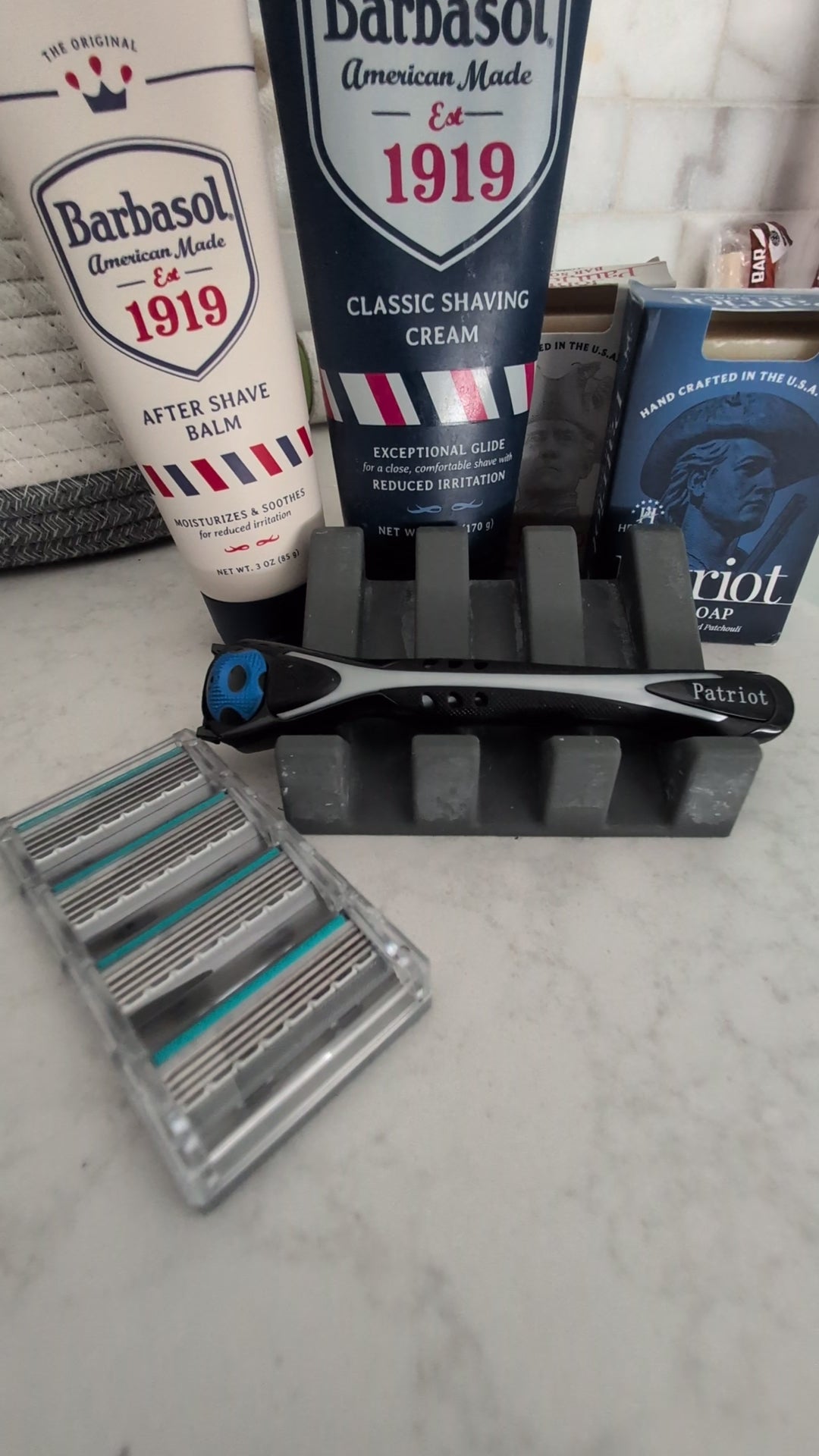 Video showing how to attach razor to hangle
